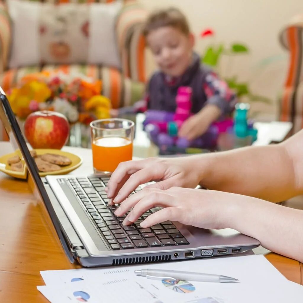 Женщина с ноутбуком. Ноутбук руки. Креативный копирайтер. Работа за компьютером. Человек с ноутбуком.