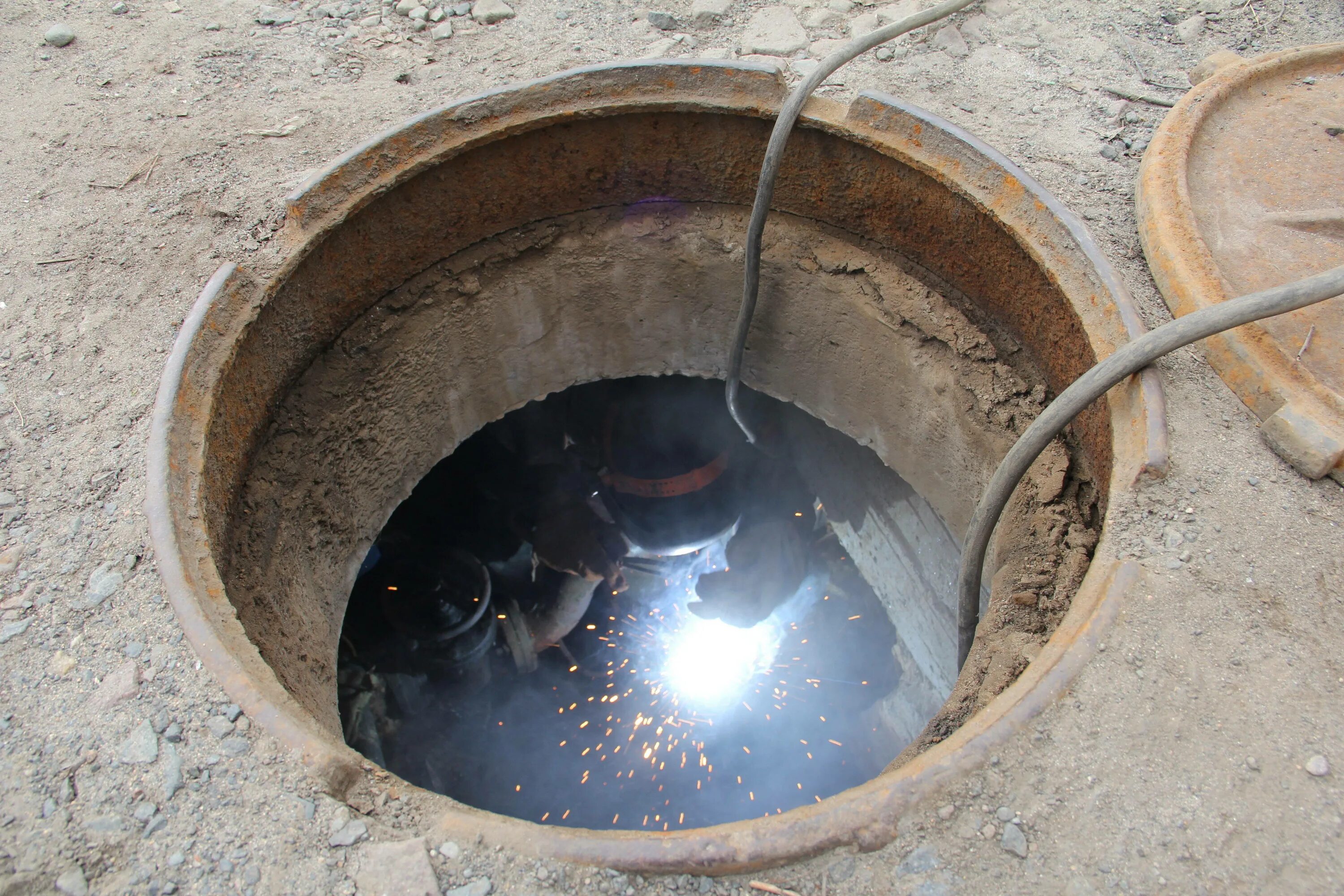 Колодцы тепловых сетей. Коллекторы в канализационном колодце. Вентиляционный колодец теплосети. Люк теплотрассы. Колодцы тепловых сетей.