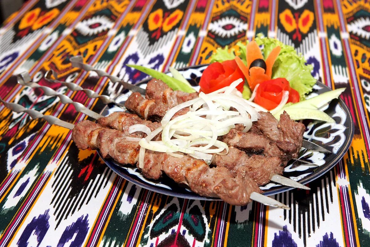 Плов шашлык. Кийма кабоб узбекский. миллий таомлар шашлык. миллий таомлар узбекистан. узбекская кухня шашлык.