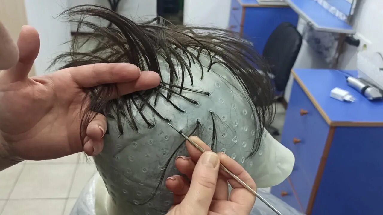Видео мелирования через шапочку. Мелирования через шапочку в домашних. окрашивание через шапочку для мелирования. мелирование дома через шапочку. редкое мелирование через шапочку.