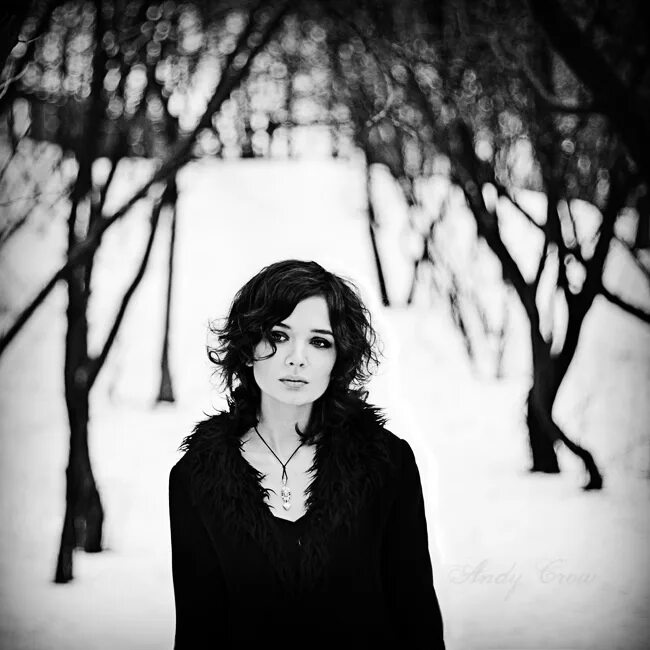 Женщина в черном зимой. Девушка зима черно белое. Девушка зимой черно белое. Девушка зима. Грустная блондинка.