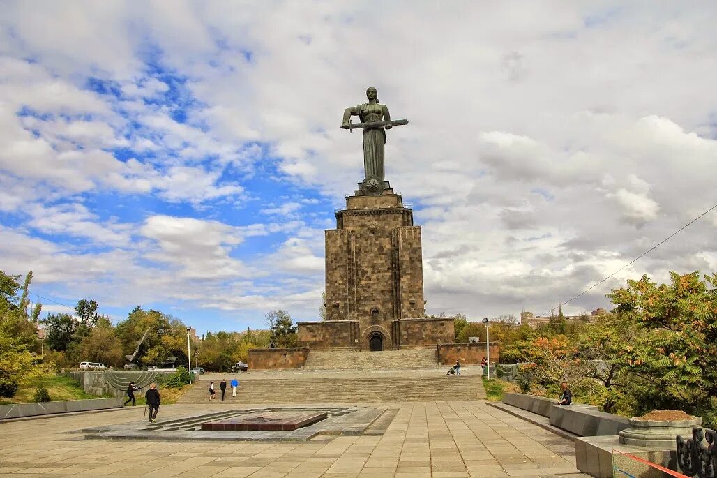 Монумент мать Армения. Ереван парк Победы мать Армения. Мать Армения памятник в Ереване. Мать-Армения (Майр Айастан).
