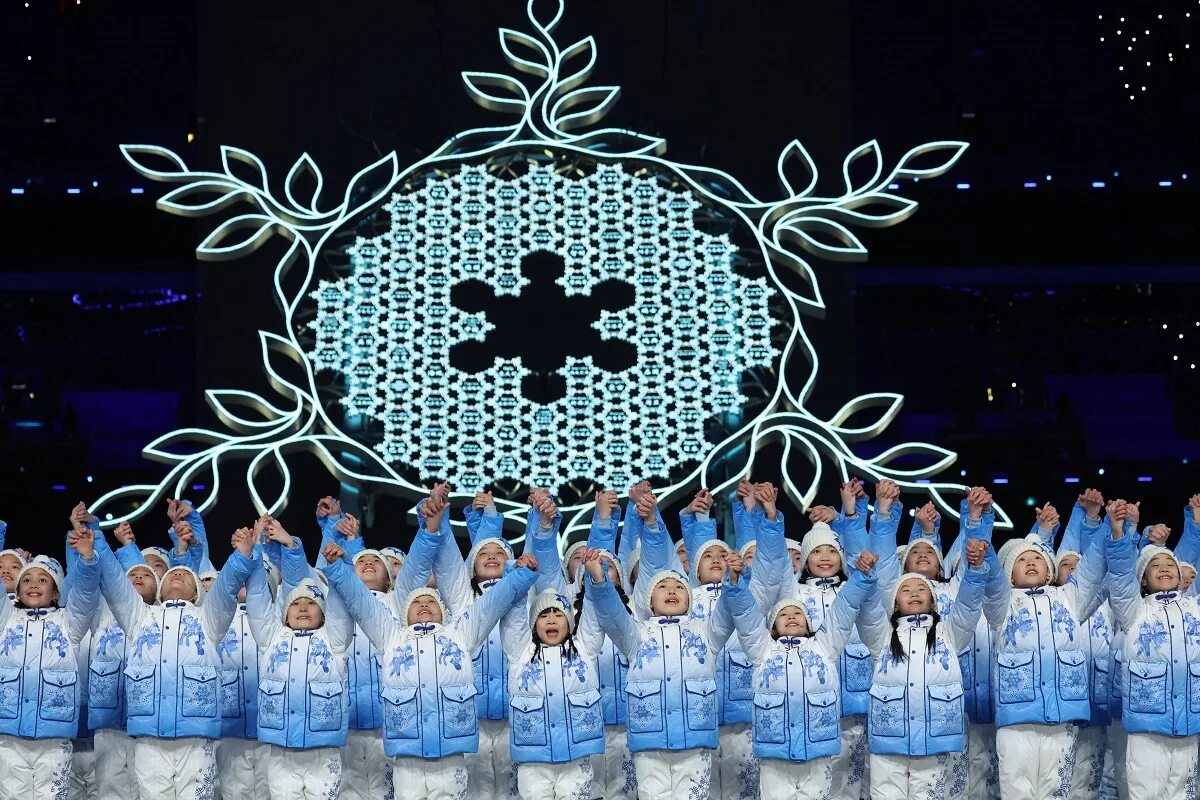 Снежинка огонь. Олимпийский огонь пекин 2025 снежинка. снежинка олимпийских игр 2025. олимпийские игры в пекине снежинка с факелом. китайская олимпийская снежинка.