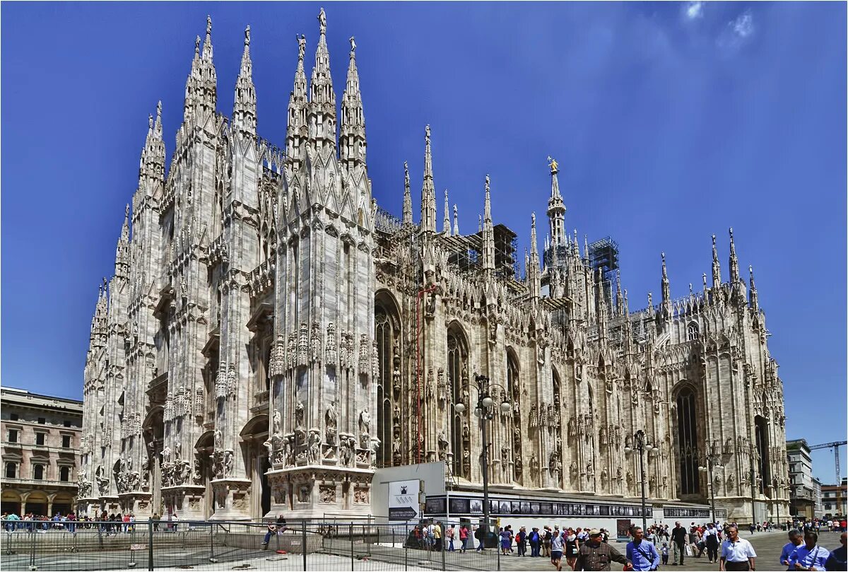 Готика архитектура кельнский собор. Гауди барселона собор саграда фамилия. Саграда фамилия. Миланский собор близко. Кёльн, германия.