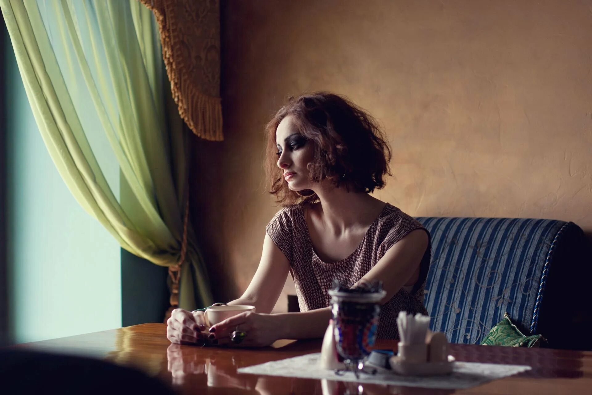 4 одиноких женщин. Красивая одинокая женщина. Уверенная женщина. Одинокая женщина. Грустная женщина средних лет.