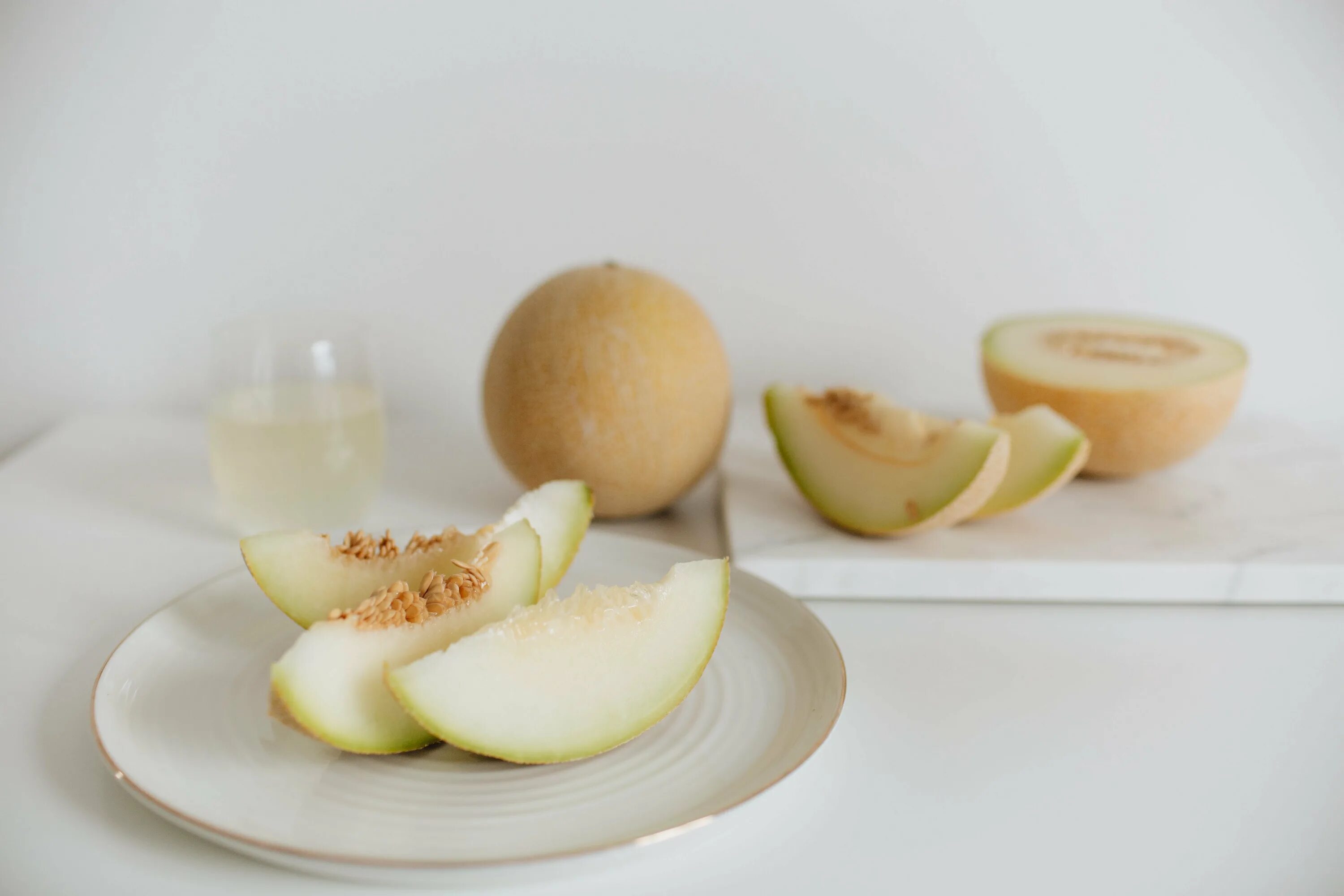 Дыня дюна. Дыня на тарелке. Лаймовая дыня. Долька дыни. Красивая нарезка дыни.