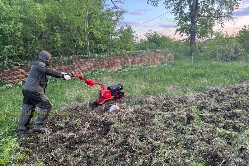 Участники сво выдают землю. Вспашка земли. Распашка земель. Пахота земли. Вспаханный участок.