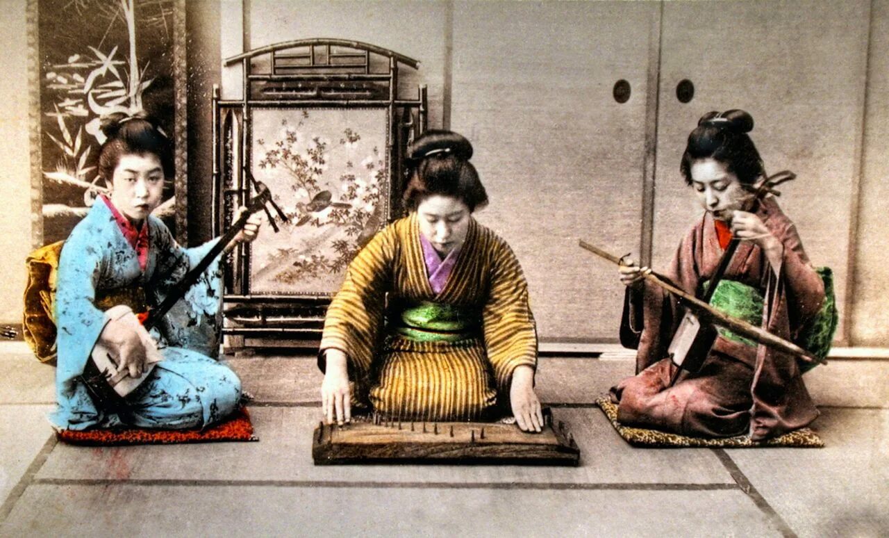 Гейша с сямисэном. Гейши в Японии с сямисэном. Мемуары гейши сямисэн. Японский музыкальный инструмент сямисэн. Андзин с японского