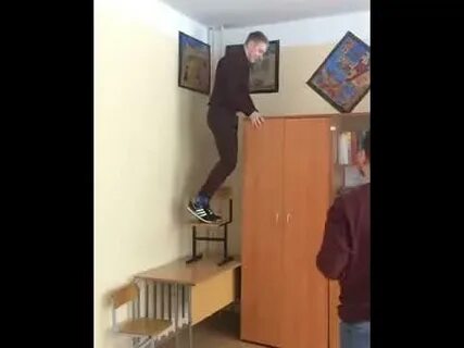 Упал шкаф видео