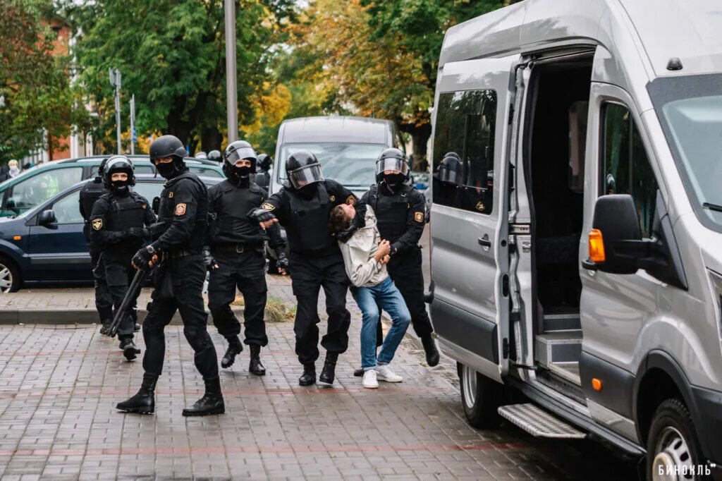 Росгвардия приехала через час. Омон в сцепке. мобильная группа. росгвардия беларусь. приезд росгвардии на вызов.