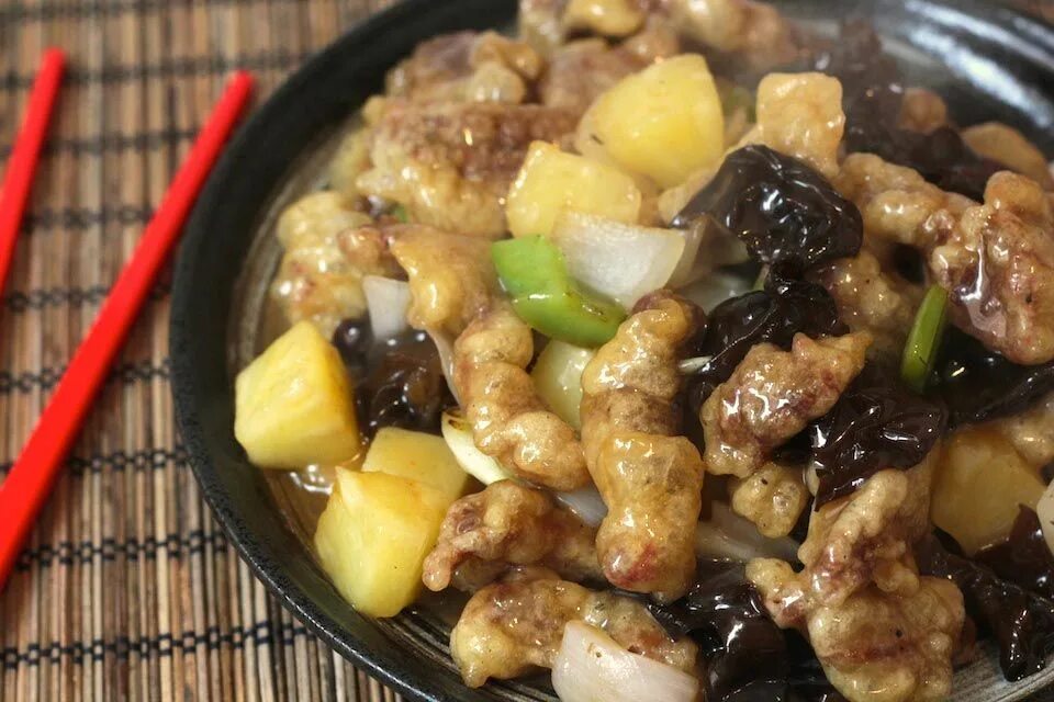 Курица по-тайски в кисло сладком соусе. Корейские блюда из курицы. Тансуюк. Чапсаль корейская еда. Свинина с овощами по китайски.