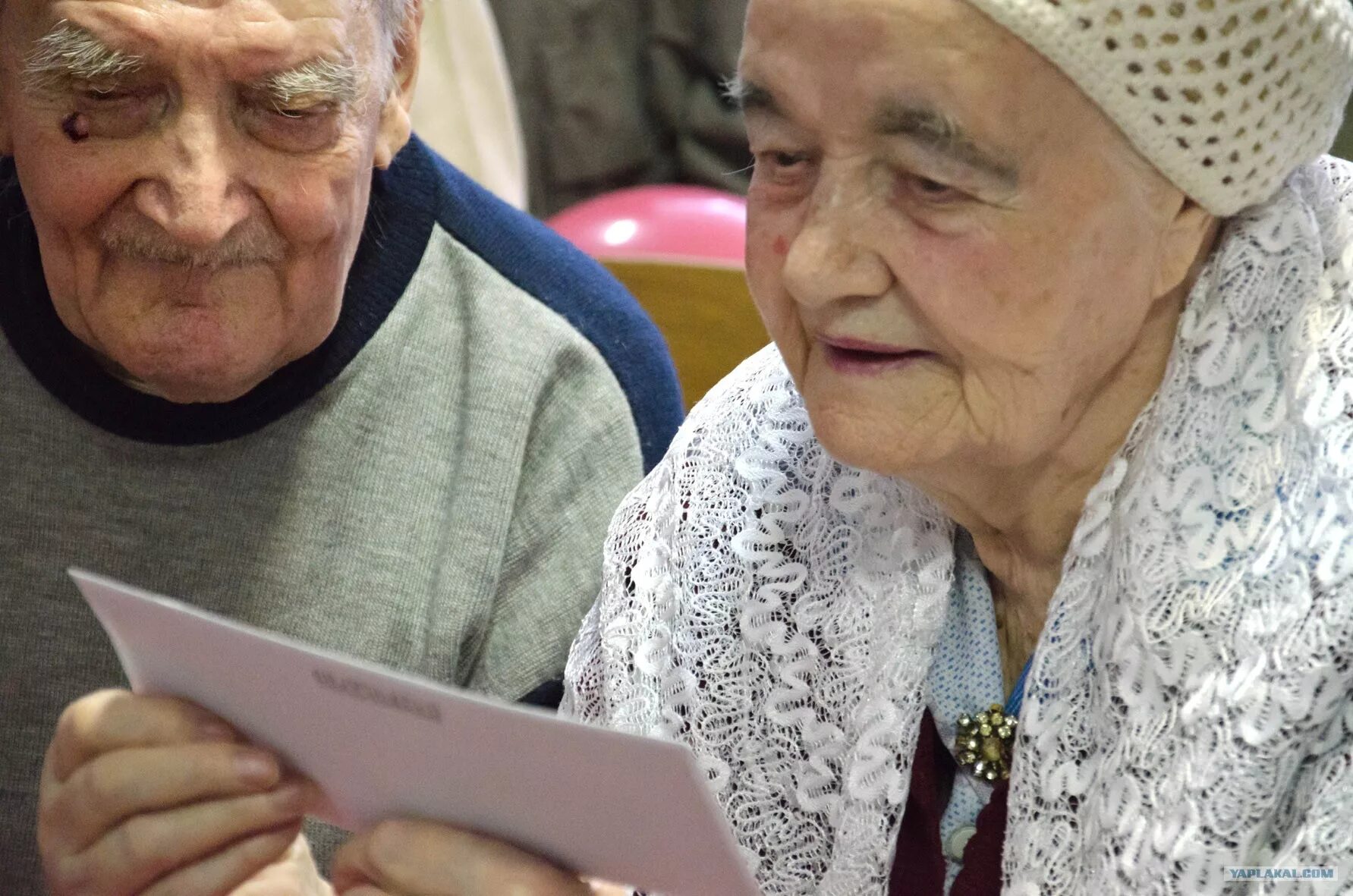 Старики старухами видео. Старенькие бабушки и дедушки. Старая пенсионерка. Старые родители. Фото бабушки и дедушки.