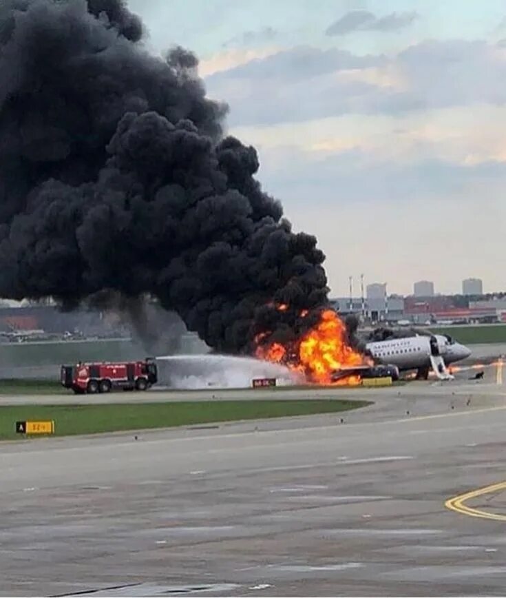 Пожар двигателя самолета. Пожар на борту самолета. Суперджет 100 сгорел в шереметьево. В пулково загорелся самолёт. Крушение самолета на острове.