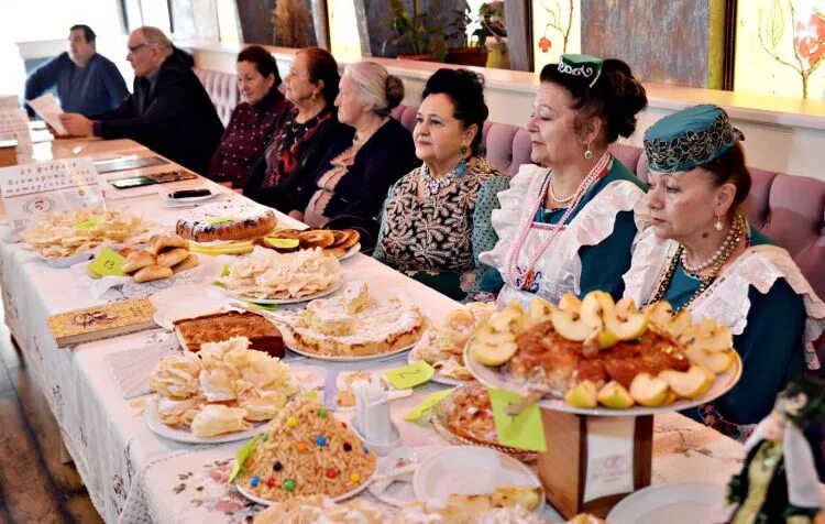 Застолье у татар. Татарское застолье. Татарский стол. Татарский праздничный стол.