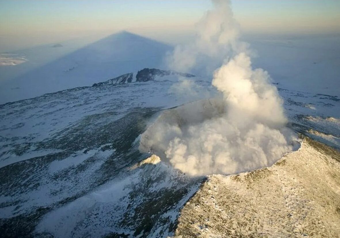 Вулкан Эребус в Антарктиде. Гора Эребус Антарктида. Вулкан гора Эребус Антарктида. Вулкан Эребус кратер.