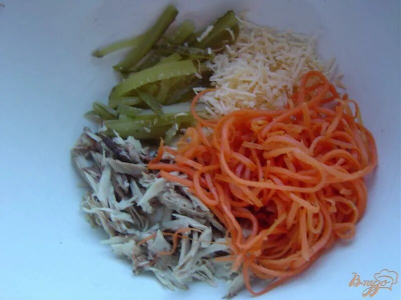 Корейская морковь огурец курица сыр. Салат с корейской морковкой и огурцом. Салат с корейской морковкой и солеными огурцами. Салат с корейской морковью и огурцом. Салат сыр корейская морковка.