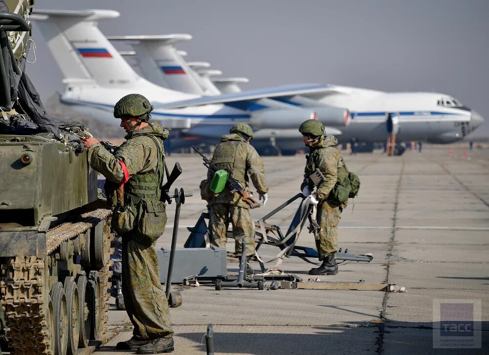 Учения союз. Вдв учения десантирование. военные учения рф вдв десантирование. десантники на учениях. российские десантники учения.