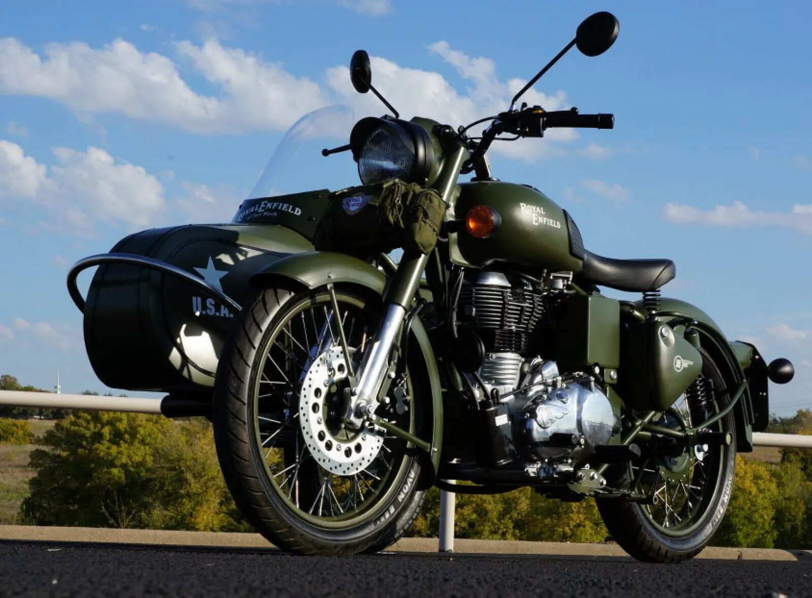 Энфилд мотоцикл купить. Роял Энфилд мотоцикл. Английский мотоцикл Royal Enfield. Royal Enfield мотоцикл мотоцикл. Мотоциклы Индии Роял Энфилд.