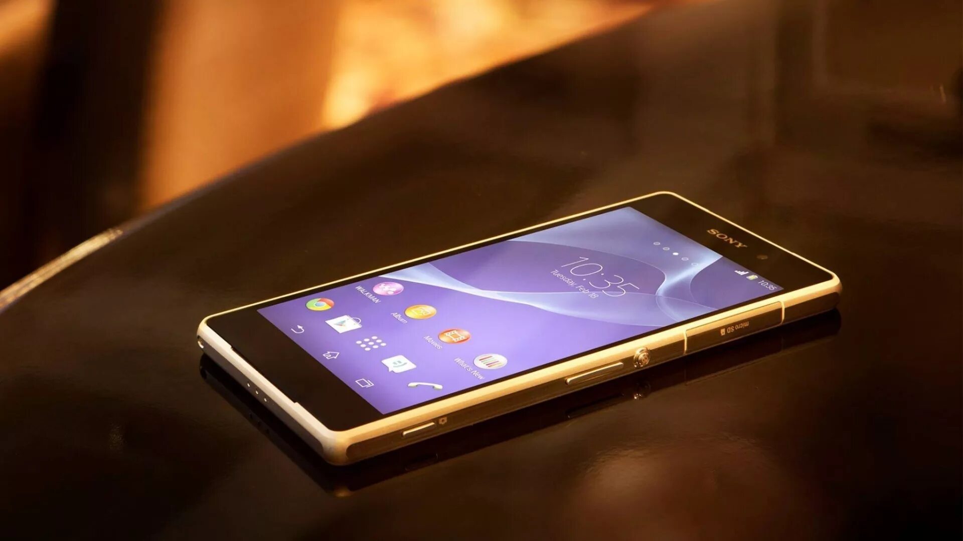 Sony Xperia z1 золотой. Sony Xperia 2014. Sony Xperia x7. Сони иксперия золото. Мобильный телефон на столе