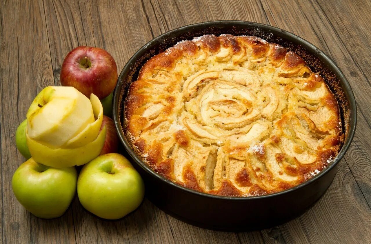 Шарлотка классическая с яблоками по шагово