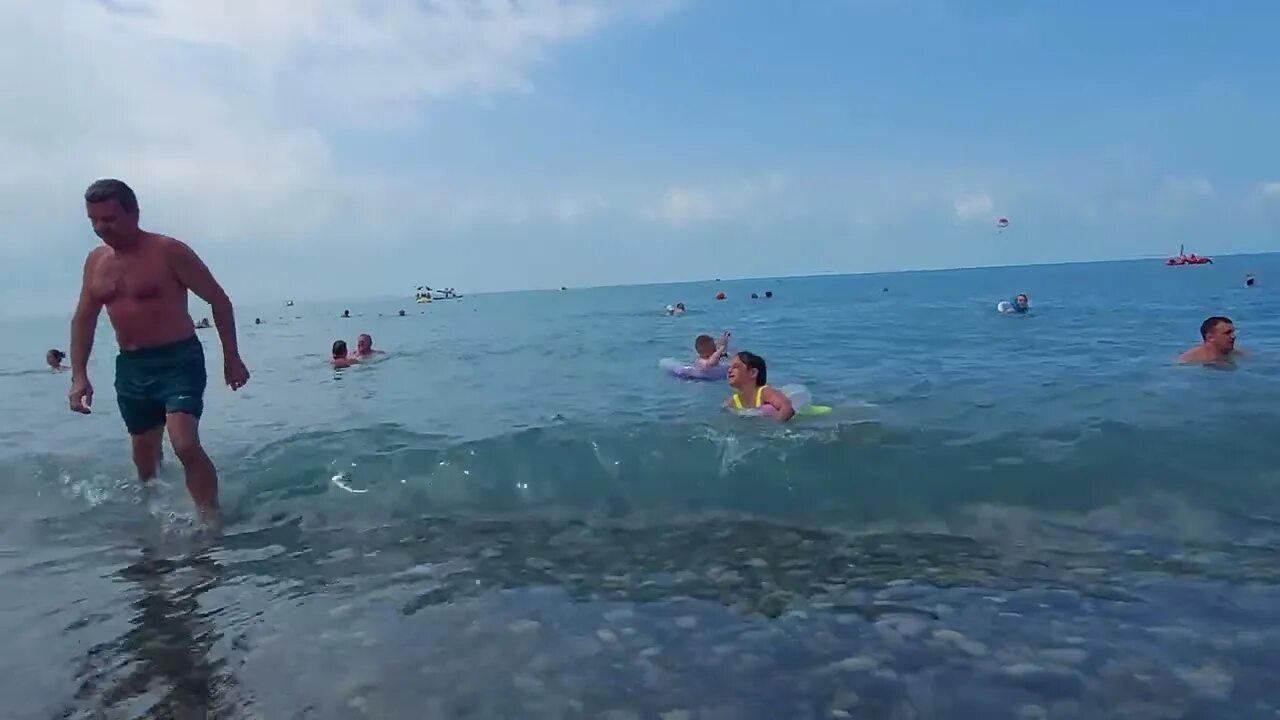 Лазаревское пляж. Купаются ли в сочи в октябре. Сочи лазаревское море. Можно ли купаться в лазаревском. Лазаревское пляж лазурный.