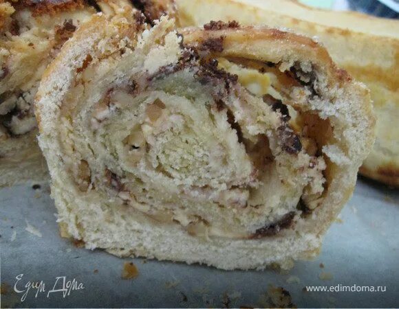Ореховый рулет с грецкими орехами. Рулет с изюмом из дрожжевого теста. Рулет сдобный с орехами. Азербайджанский рулет с орехами. Дрожжевой рулет с орехами рецепт.