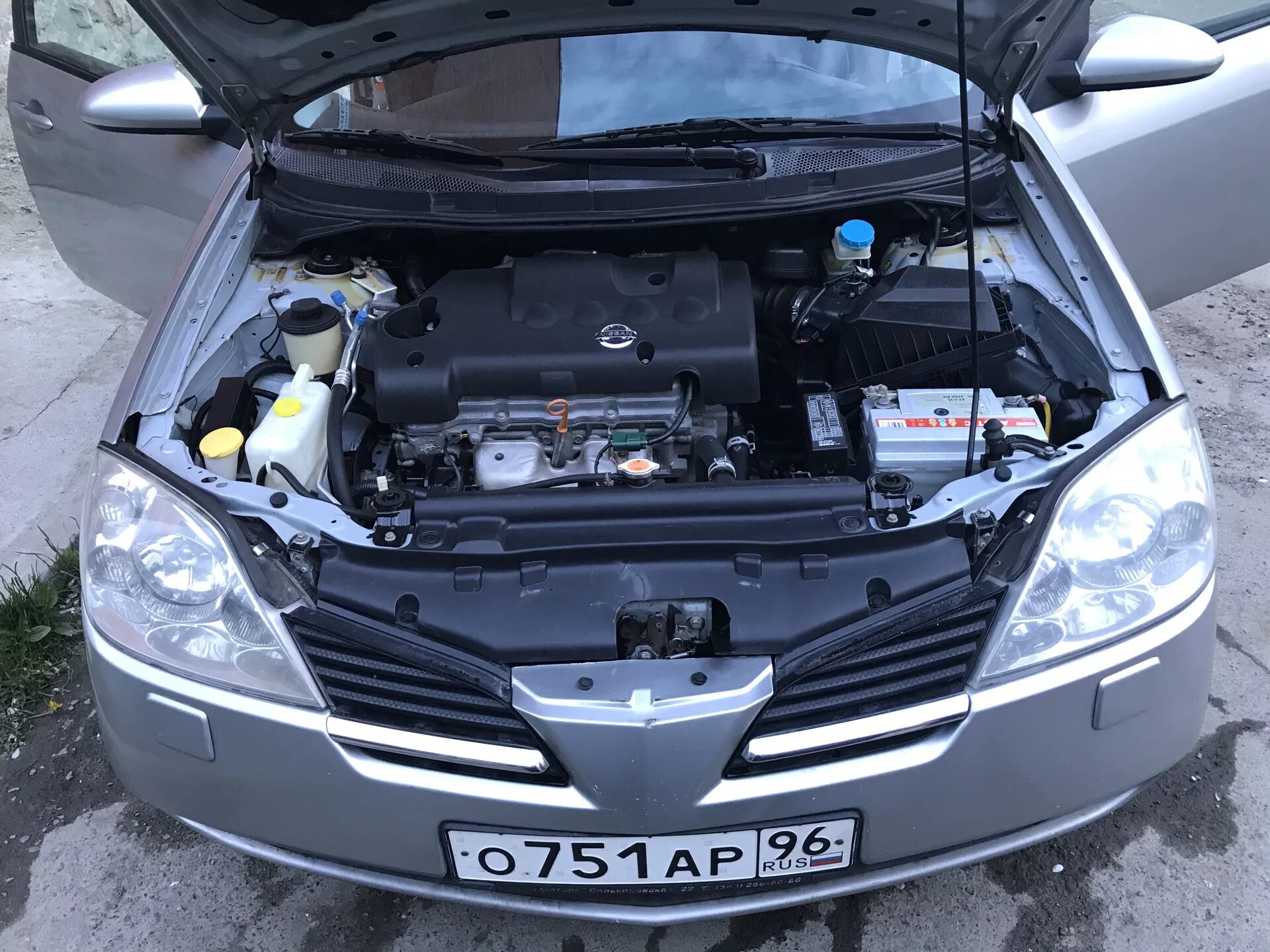 Капот ниссан р12. Nissan primera p12 под капотом. Nissan primera p12 2.0 под капотом. Nissan primera p12 двигатель 2.0. Nissan primera p12 двигатель.