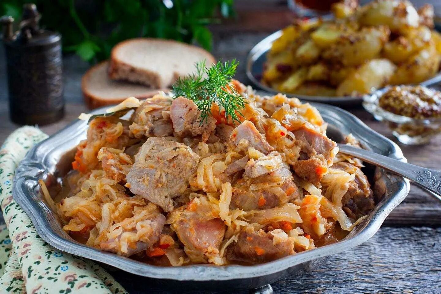 Как правильно тушить капусту с мясом. Тушеная капуста с индейкой. карусьа с индейкой ткшнпя. капуста с мясом. мясо с квашеной капустой.