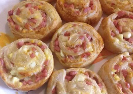 Рулетики с колбасой и сыром рецепт