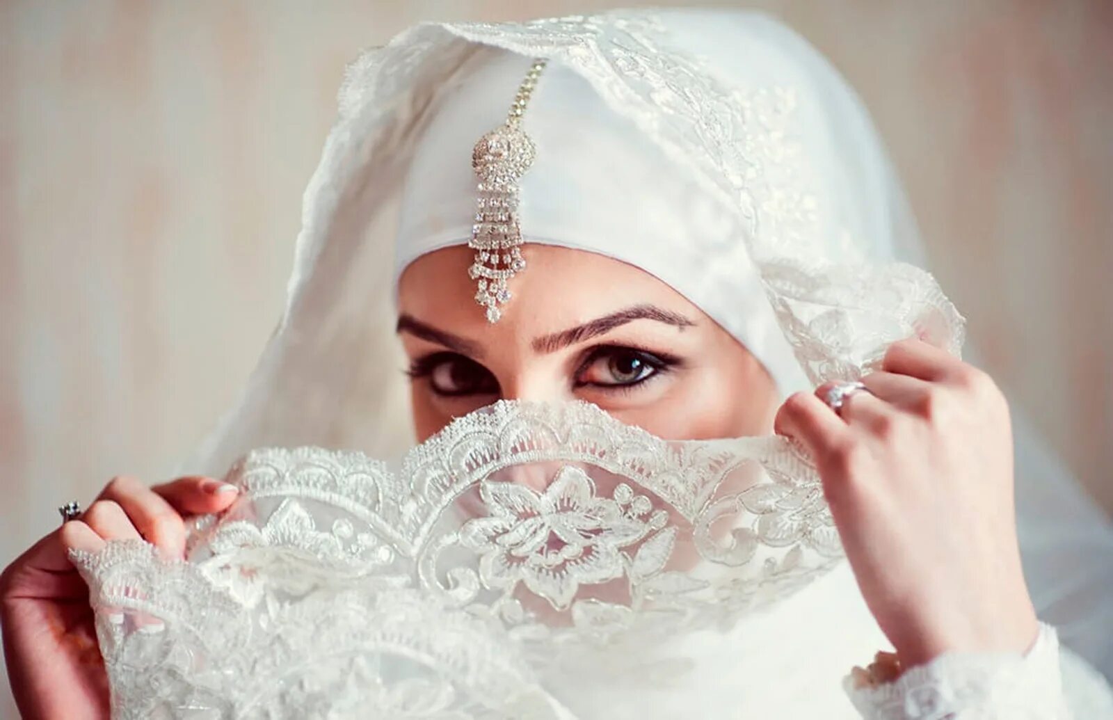 Мусульманская невеста. Восточная невеста. Невеста в хиджабе. Невеста мусульманка. Арабские Свадебные платья.