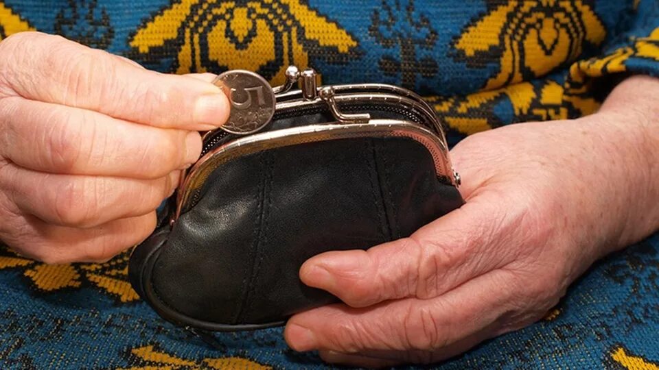 Старушка кошелек. Пенсионеры и капремонт. Воруют пенсионеров. Бабушка с кошельком. Бабушка с тростью.