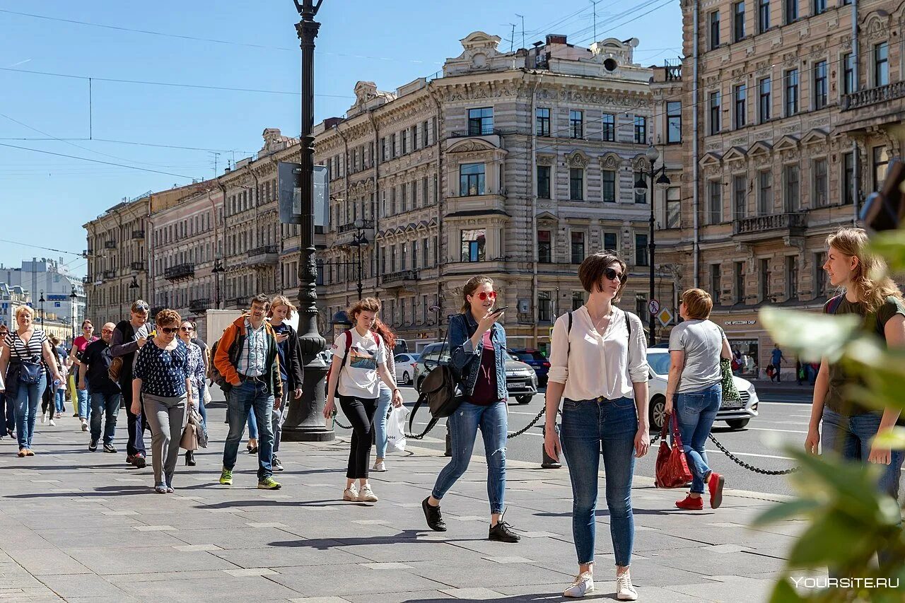 Люди на улицах городов россии