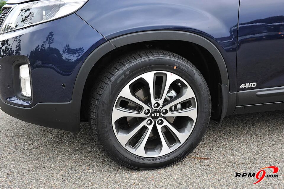 Какие шины на 18 диски. Киа соренто на дисках r18. kia sorento xm диски r19. kia sorento 2013 на дисках. kia sorento диски 17 радиус.