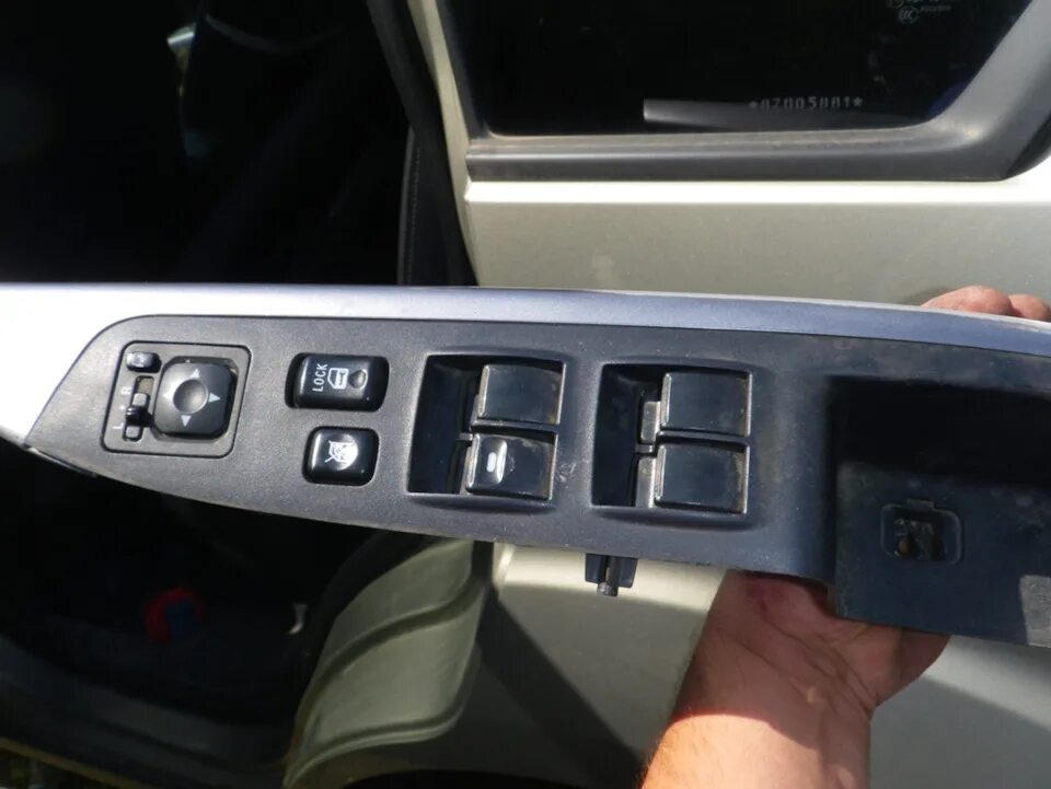 Replacing the internal handle of the drive lock of the front door Nissan Note 20