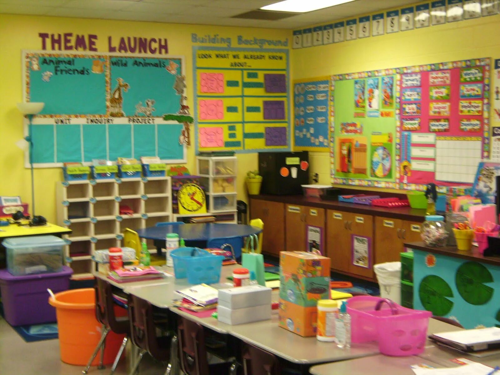 Classroom environment. Rich english classroom environment. classroom decorations for english class. american english classroom.