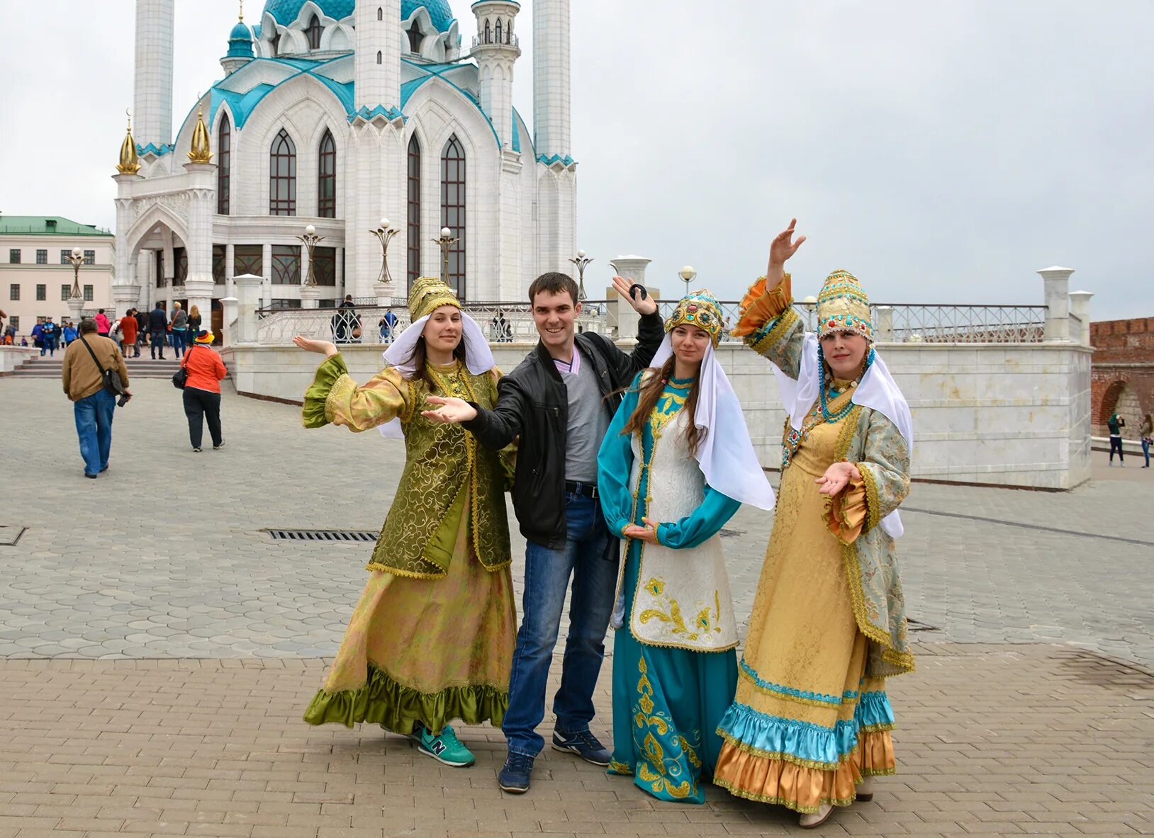 Экскурсанты казань кремль. Туризм в татарстане. Казань экскурсии. Туристы в татарстане. Кул шариф туристы.