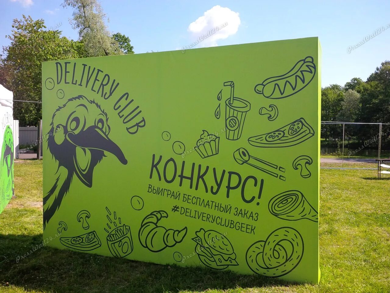 Баннер на деревянном каркасе. Деревянная конструкция для баннера. Баннер на деревянном каркасе. Рекламный баннер для фотозоны. Пресс волл каркас для баннера.