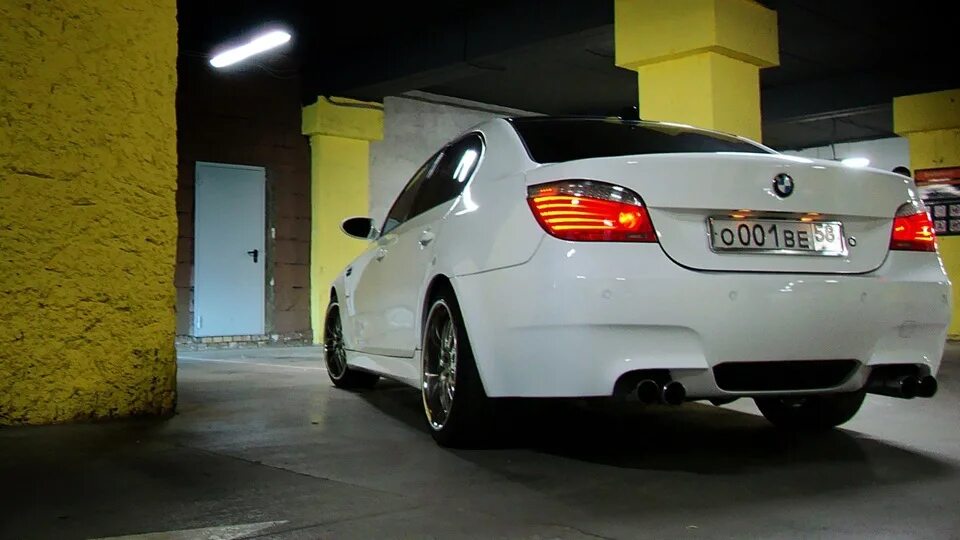 BMW e60 белая. БМВ м5 е60 белая. BMW 5 e60 белая. BMW e60 2009 White.