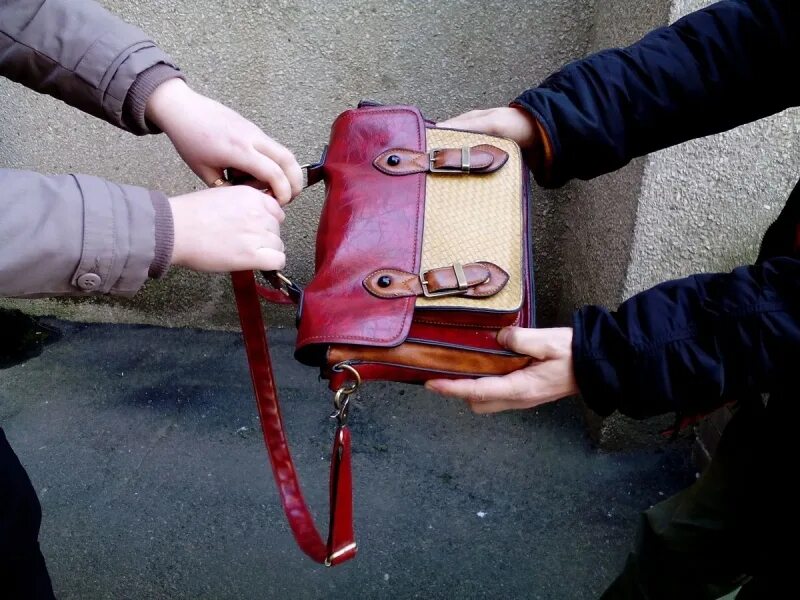 Отобрал сумку. Отобрал сумку. Вырвали сумку из рук. Ограбили пенсионерку вырывают сумку. Кража сумки.