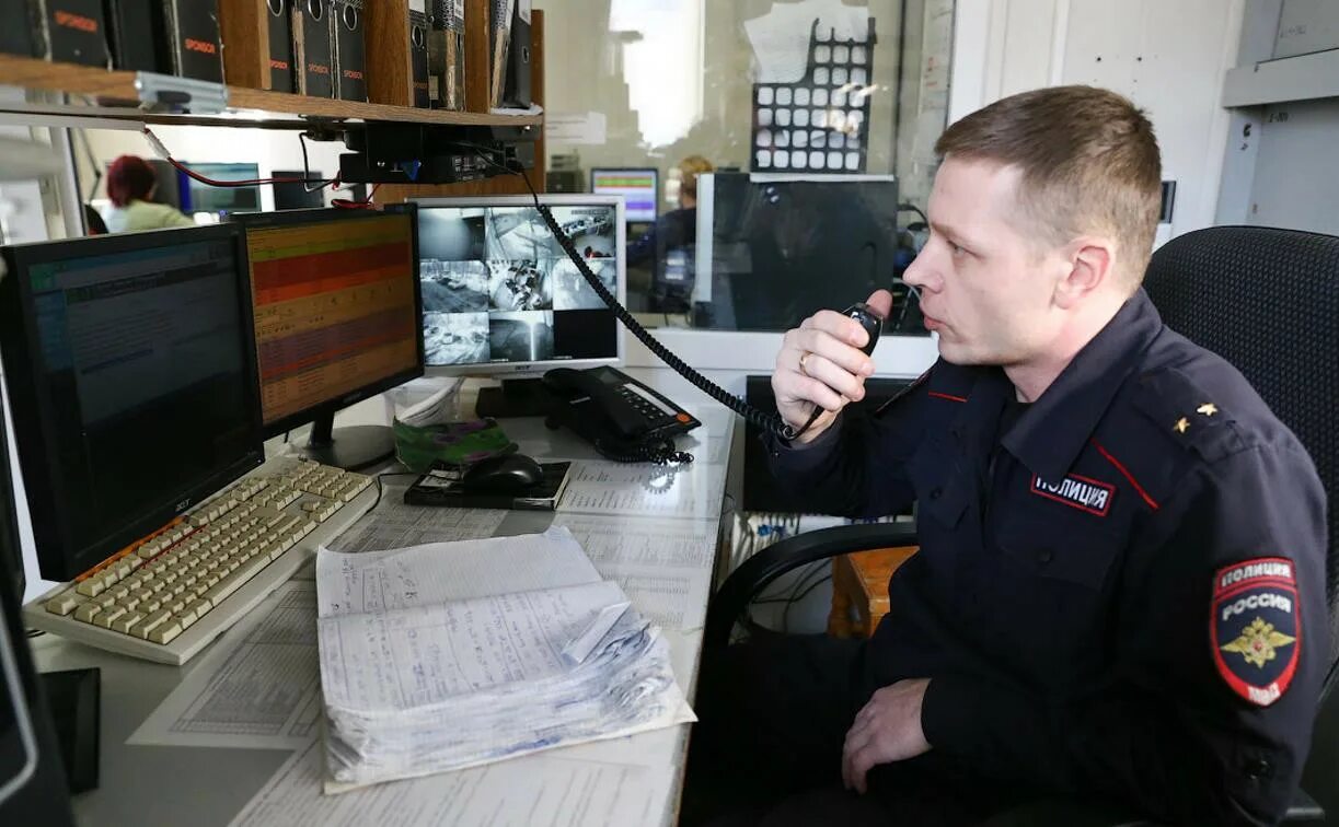 Какая техника используется в полиции. Оперативный дежурный ОВД. Милиционер с рацией. Полицейская рация.