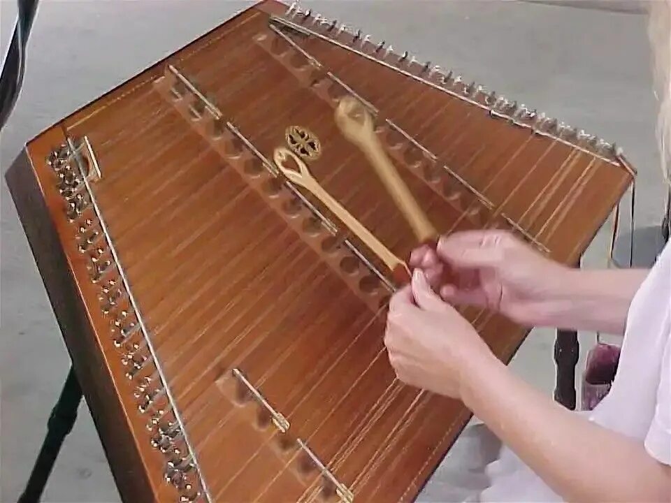 Немецкий струнный инструмент похожий. Hammered Dulcimer музыкальный инструмент. Цимбалы струнный музыкальный инструмент. Белорусский музыкальный инструмент цимбалы. Белорусский народный инструмент цимбалы.