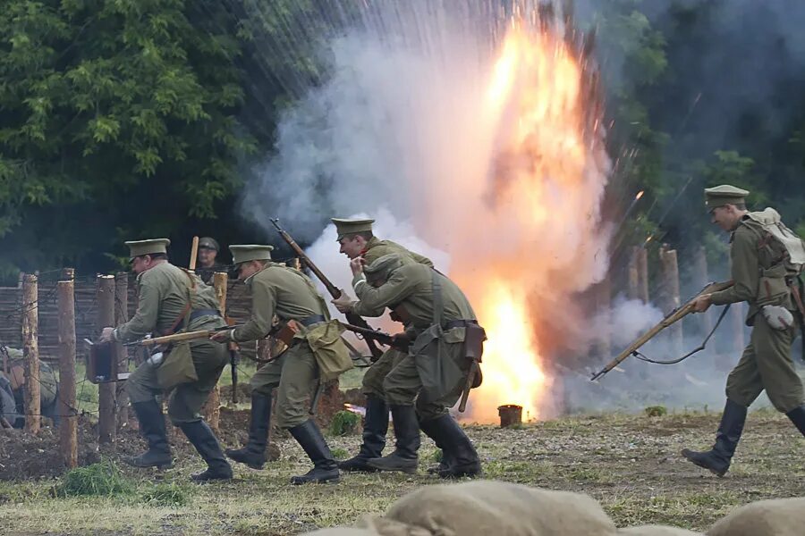 Под шквальным огнем. Под шквальным огнем. Масштабные учения солдаты огонь. Ракета военная. Российские ракеты.