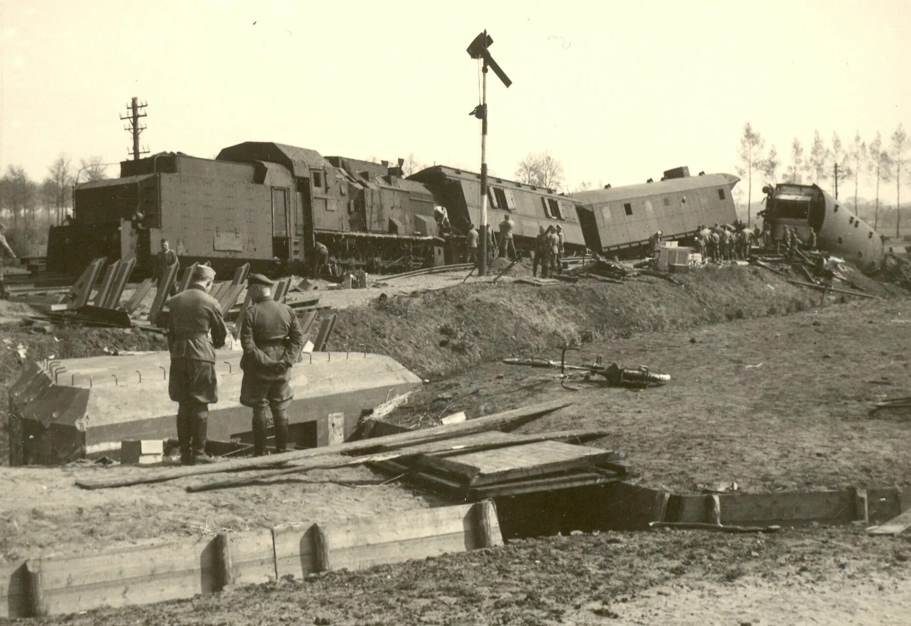 Уничтожен эшелон. Немецкие бронепоезда второй мировой войны. Panzerzug 1 бронепоезд. Немецкий бронепоезд Panzerzug 76. Бронепоезд немецкий времен второй мировой войны.