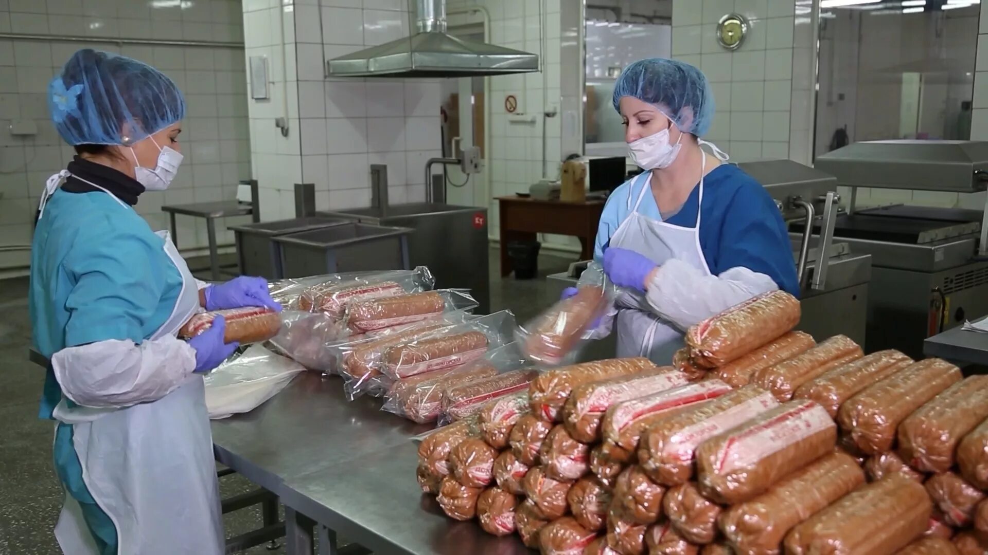 Ростовский мясокомбинат тавр. Генеральный директор велком денис олегович. Формовка колбасных изделий. Формовщица колбасных изделий. Упаковщик мясной продукции.