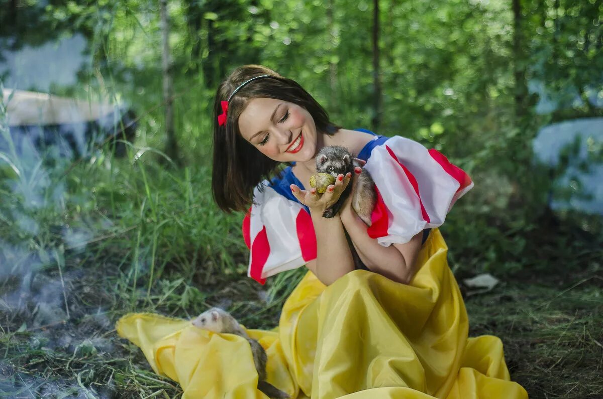 Белоснежка кострома. Стефани Беннетт Белоснежка. Фотосессия в стиле Белоснежки. Белоснежка в лесу.