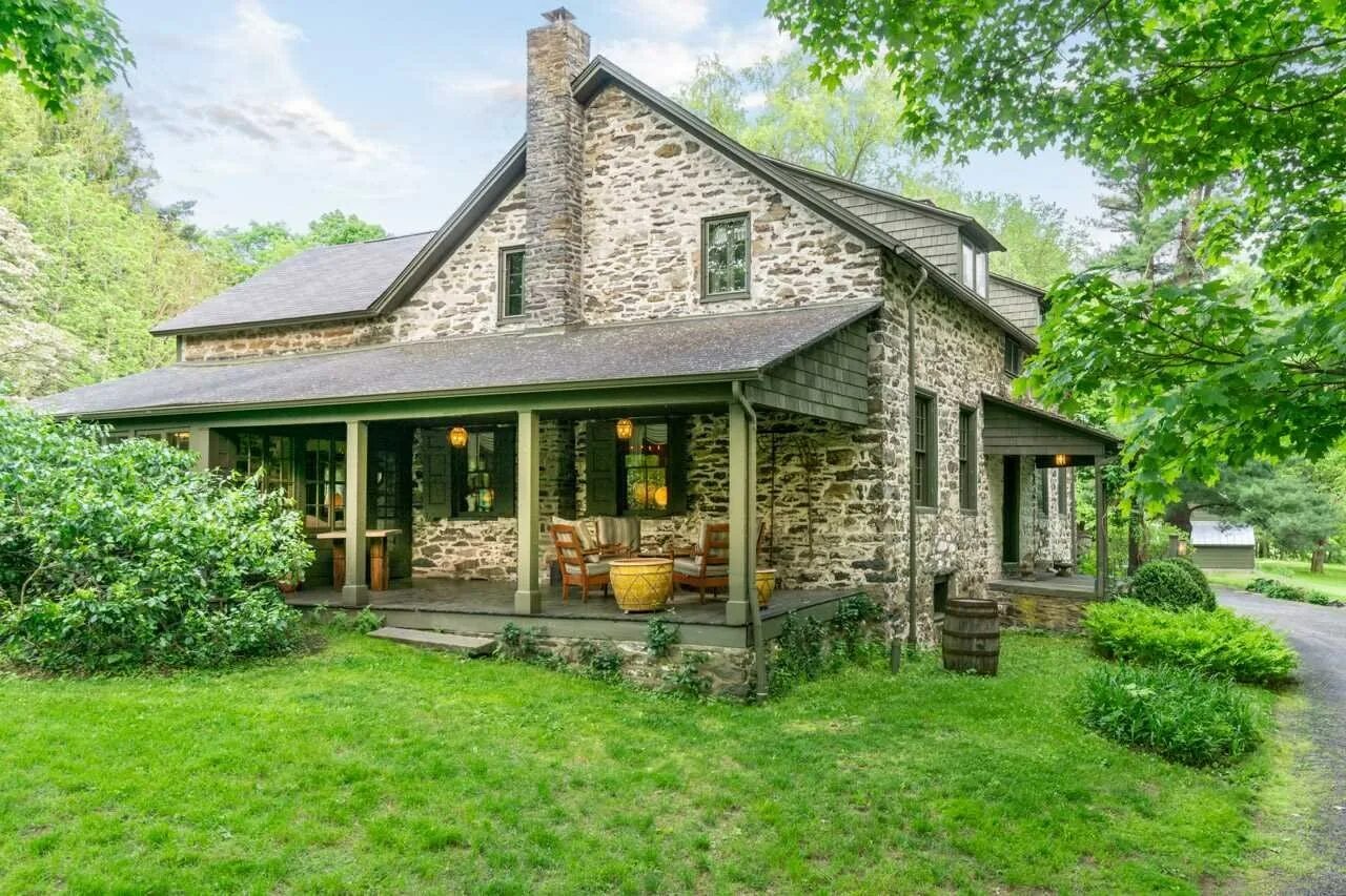 Stone fell. Красивый каменный дом. Маленький каменный дом. Каменный дом в траве. Самые красивые летние каменные дома с деревьями фото.