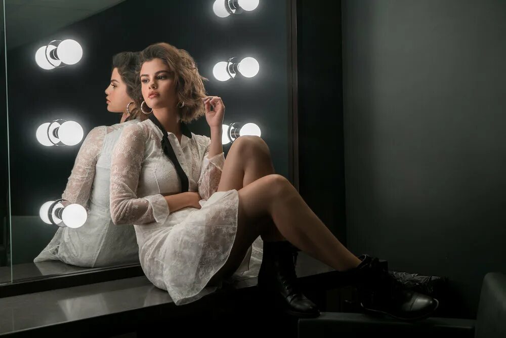 Фотосессия с чемоданом на рельсах. Человек идет по дороге. I can look back to you. I can look back to you. I can look back to you.