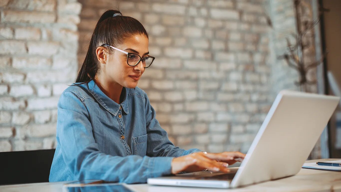 Получить блог. Женщина с компьютером. Женщина с ноутбуком. Женщина дизайнер. Работа на компьютере.