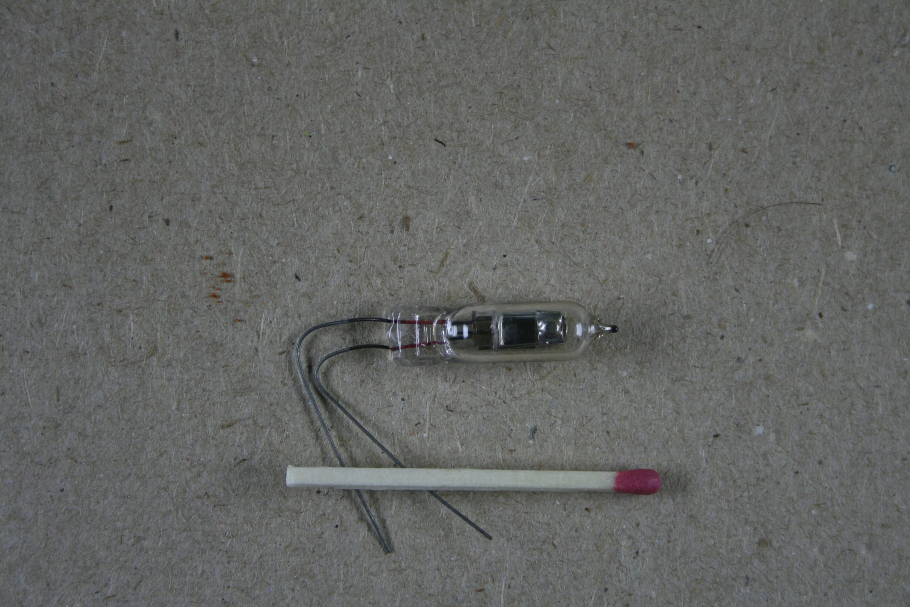 Лампа ин-6 индикатор тлеющего разряда. Ее ин 3. Ее ин 3. Ин-3-10р-00 устройство индикации напряжения терма энерго. Неоновая лампа ин-3.