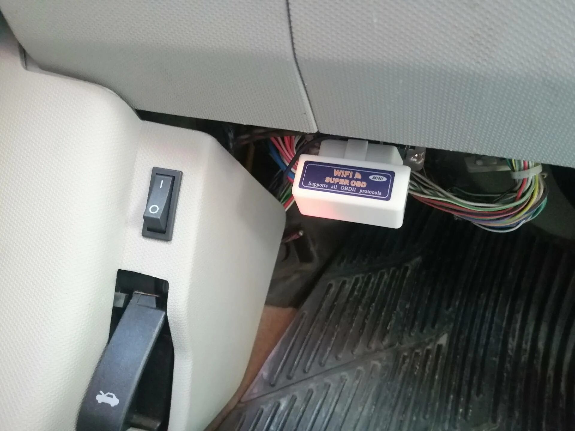 Где находится разъем для диагностики гранта. Разъем obd2 приора.